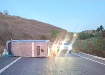 Van tomba e oito pessoas ficam feridas em Riachão do Bacamarte