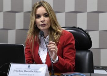 Senadora faz parceria com ministério e negocia verba por ‘salas lilás’ para mulheres em delegacias