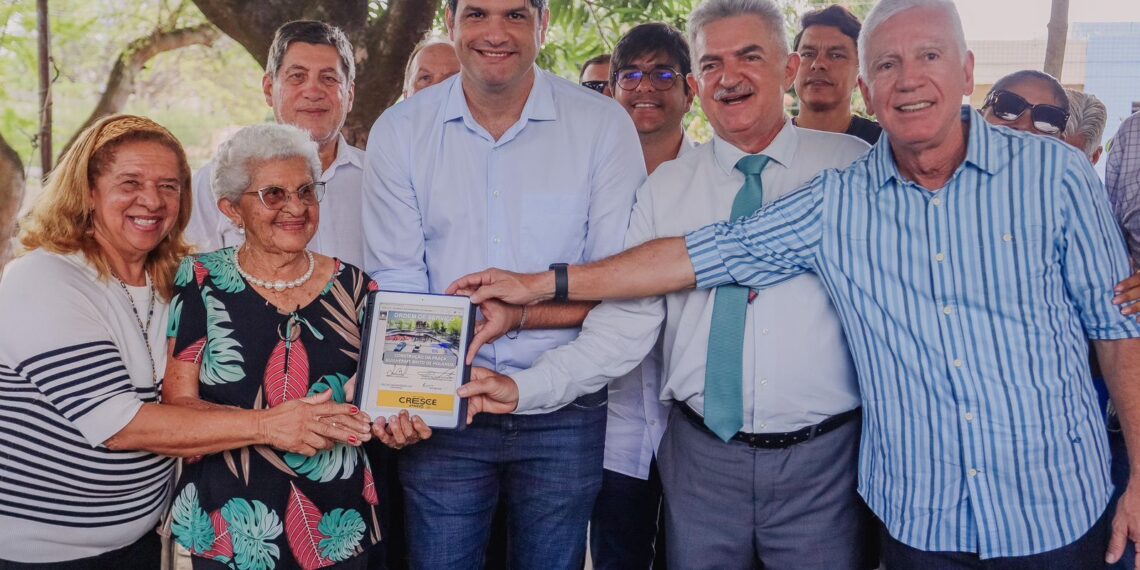 Leo Bezerra assina ordem de serviço para reconstrução da Praça Guilherme Brito de Holanda