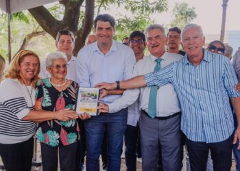 Leo Bezerra assina ordem de serviço para reconstrução da Praça Guilherme Brito de Holanda