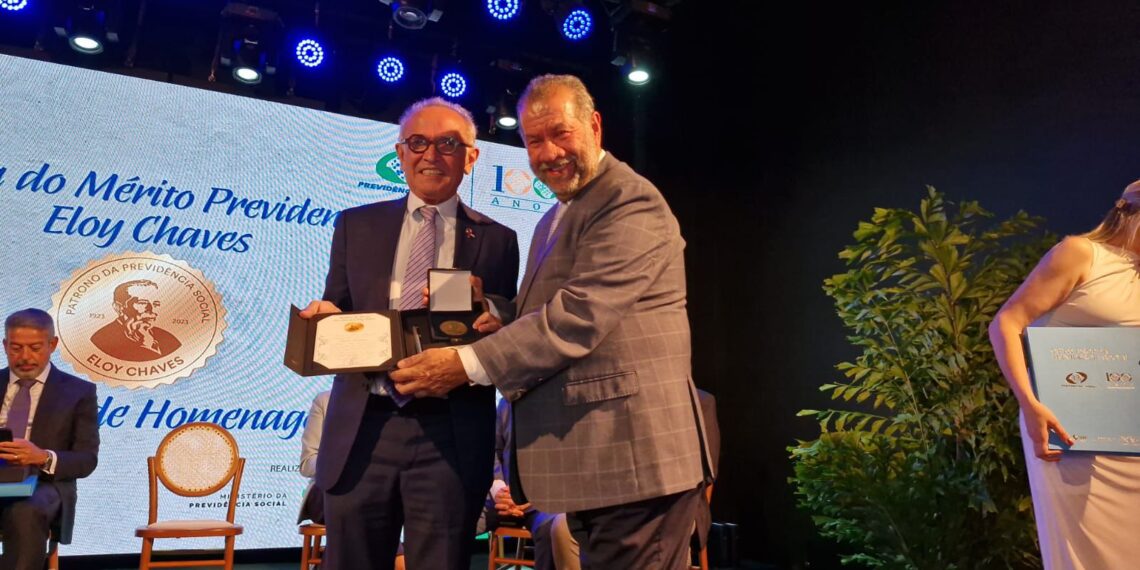 Cícero Lucena recebe medalha nacional por consolidação da Previdência Municipal de João Pessoa