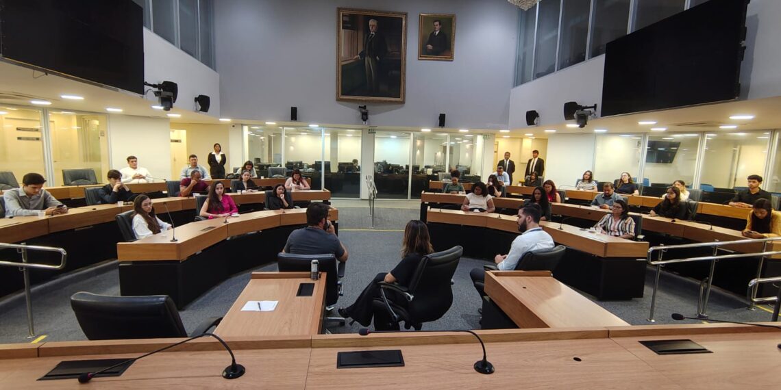 Professora da UFPB ministra aula na Comissão de Cultura