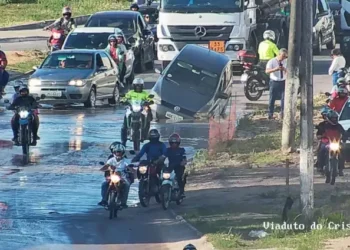 Veículo cai em buraco e provoca congestionamento em João Pessoa