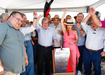 João Azevêdo entrega obra e veículos para a Defesa Agropecuária em Monteiro