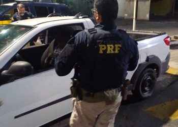 PRF prende foragido, apreende documento falso e recupera veículo roubado