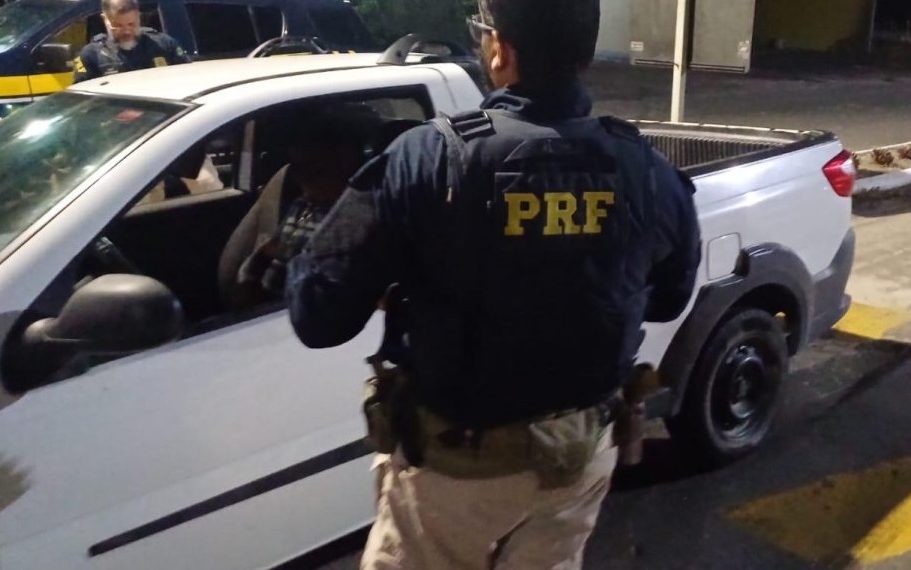 PRF prende foragido, apreende documento falso e recupera veículo roubado