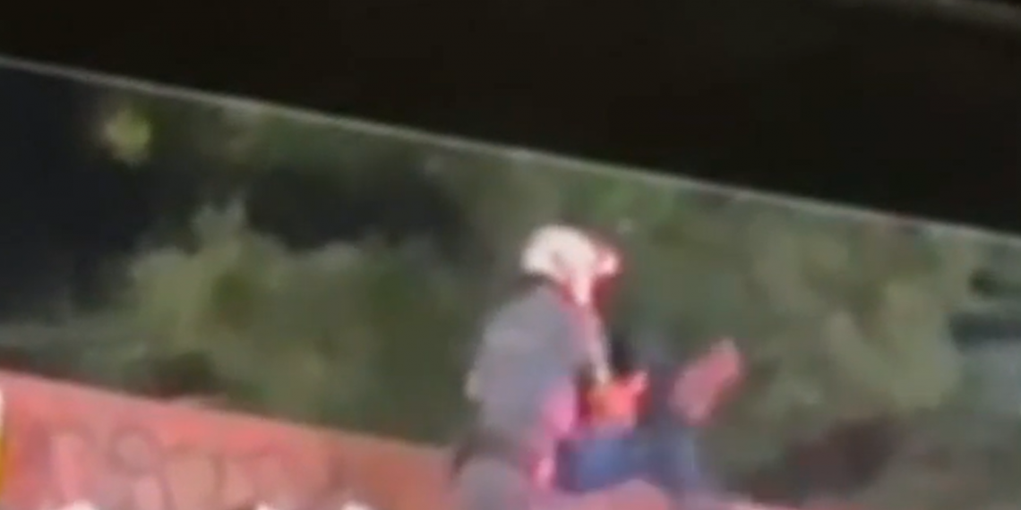 PM é flagrado jogando homem em córrego do alto de ponte na Zona Sul de SP