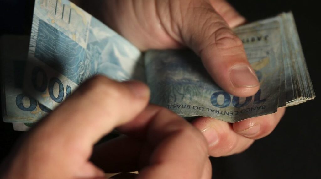 Servidores estaduais começam a receber salários de dezembro a partir desta quinta