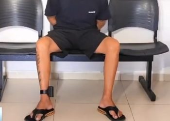 Homem usando tornozeleira é preso com arma da Secretaria de Segurança Pública e drogas