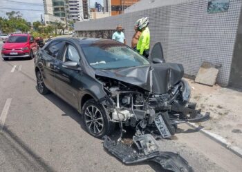 Acidente em João Pessoa: dois carros batem e um capota, mas motoristas saem ilesos