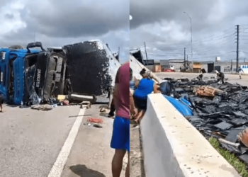 Carreta tomba na BR-101, em Santa Rita, bloqueia parte da via e carga se espalha pela rodovia