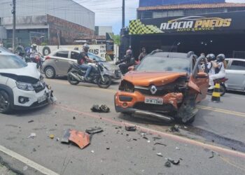 Colisão entre veículos deixa trânsito parado no bairro do Cuiá