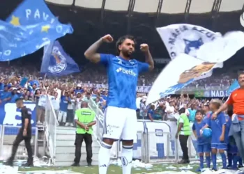 Gabigol é apresentado pelo Cruzeiro em um Mineirão lotado