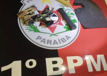 Polícia Militar prende criminosos que estavam armados, com tornozeleira eletrônica, e em moto roubada