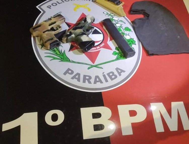 Polícia Militar prende criminosos que estavam armados, com tornozeleira eletrônica, e em moto roubada