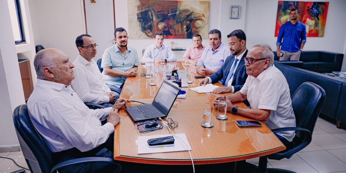 Prefeito exonera equipe, determina que servidores reapresentem certidões e anuncia cruzamento de dados com TCE