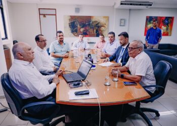 Prefeito exonera equipe, determina que servidores reapresentem certidões e anuncia cruzamento de dados com TCE