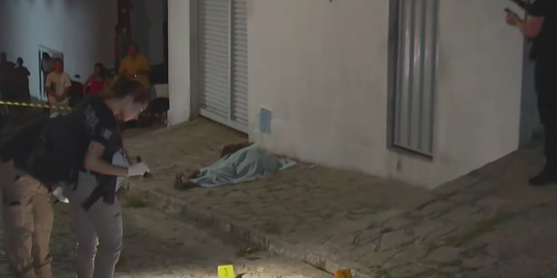 Jovem é assassinado a tiros na frente de sua própria casa, em Mandacaru