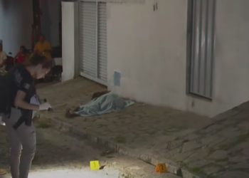 Jovem é assassinado a tiros na frente de sua própria casa, em Mandacaru