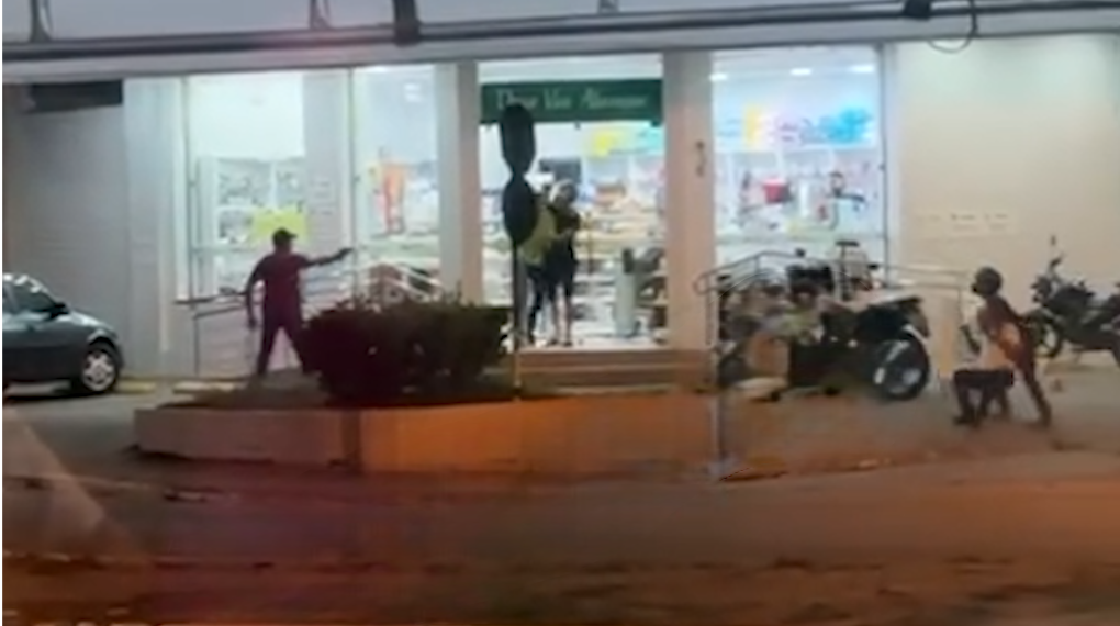 Homens fazem reféns em assalto a farmácia no bairro do Geisel, em João Pessoa