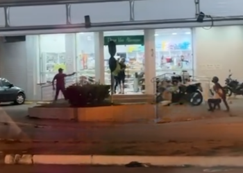 Homens fazem reféns em assalto a farmácia no bairro do Geisel, em João Pessoa