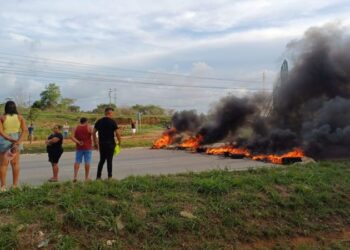 Manifestantes interditam BR-101, entre Conde e João Pessoa; via foi liberada