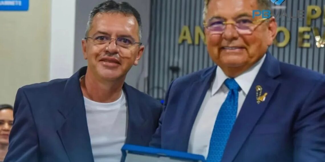 Rodando a Paraíba, Adriano Galdino reafirma candidatura a governador durante entrega de título