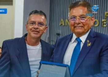Rodando a Paraíba, Adriano Galdino reafirma candidatura a governador durante entrega de título
