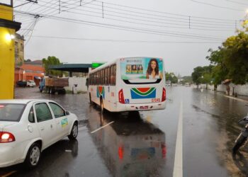 Chuvas causam alagamentos e transtornos em João Pessoa nesta terça