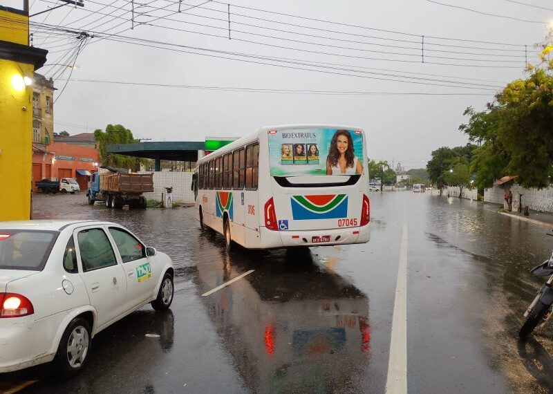 Chuvas causam alagamentos e transtornos em João Pessoa nesta terça
