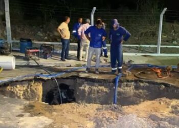 Buraco gigante interdita rua no bairro Pedro Gondim, em João Pessoa