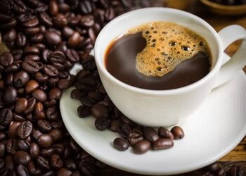 Beber café pela manhã pode reduzir risco de morte por doenças cardiovasculares, mostra estudo