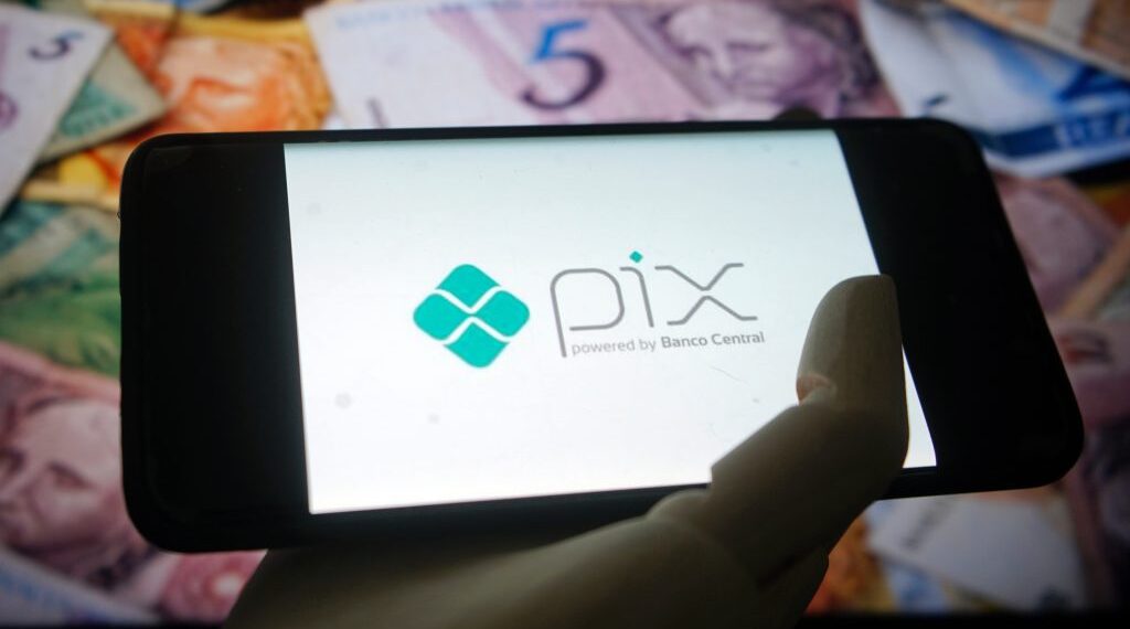 Governo Federal publica MP que proíbe cobrança diferenciada por transações em Pix