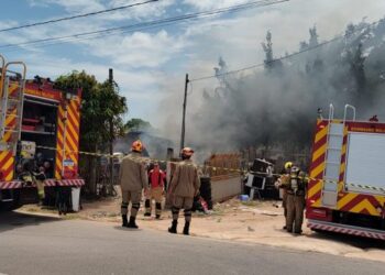 Incêndio atinge terreno com reciclagem em Jacumã