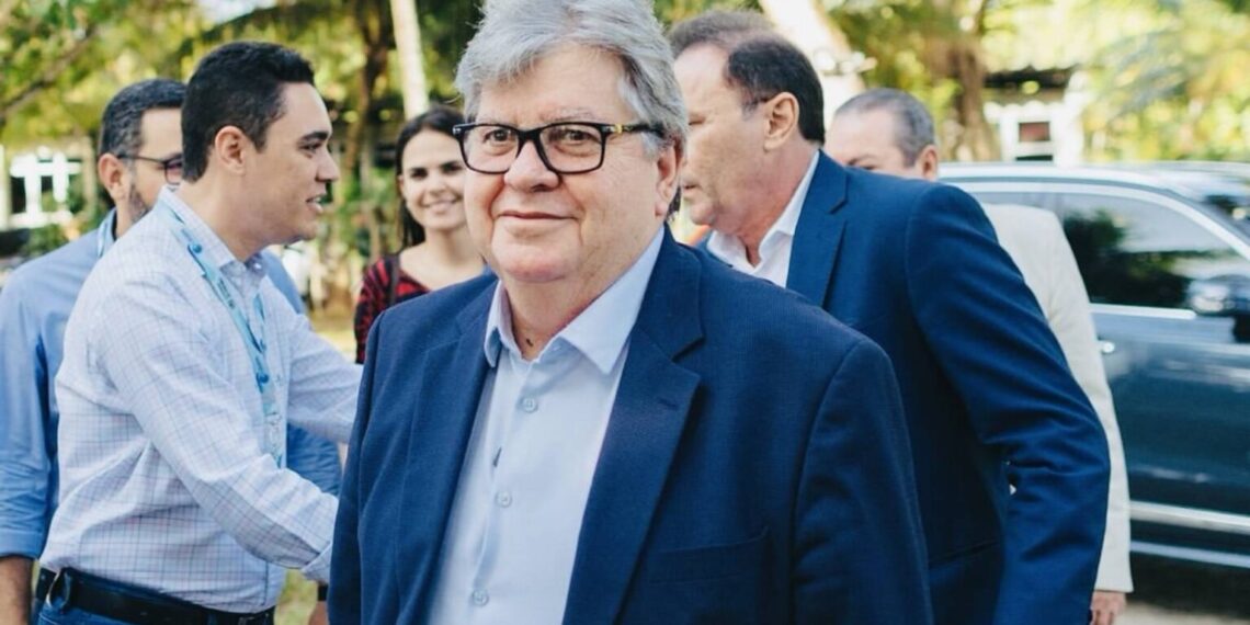 João Azevêdo anuncia reajuste linear para servidores acima da inflação com impacto de R$ 1,3 bilhão