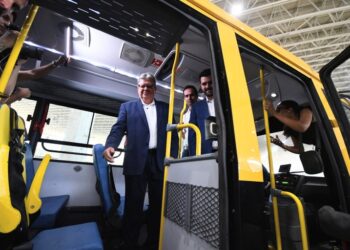 João Azevêdo entrega 113 ônibus escolares para os municípios e destaca investimentos para garantir segurança e permanência de alunos nas escolas