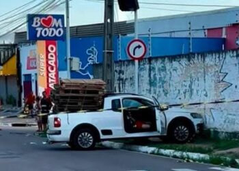 Dois jovens são assassinados dentro de carro na Avenida Raniery Mazile, no Cristo