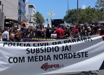 Policiais e bombeiros militares cobram reajuste salarial e sinalizam greve durante protesto em João Pessoa