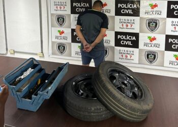 Polícia prende homem que estava furtando estepes de veículos na orla de João Pessoa