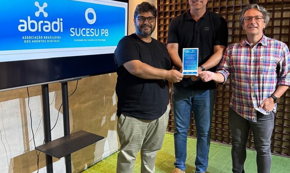 Vereador Thiago Lucena é homenageado por Sucesu-PB e ABRADi-PB por seu papel em prol da ciência, tecnologia e inovação