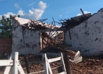 Parte de prédio de fábrica desaba, atinge veículos e deixa uma pessoa ferida na zona rural de Pombal