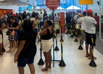 Agência bancária é autuada após consumidores aguardarem mais de uma hora em fila, em João Pessoa