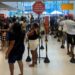 Agência bancária é autuada após consumidores aguardarem mais de uma hora em fila, em João Pessoa