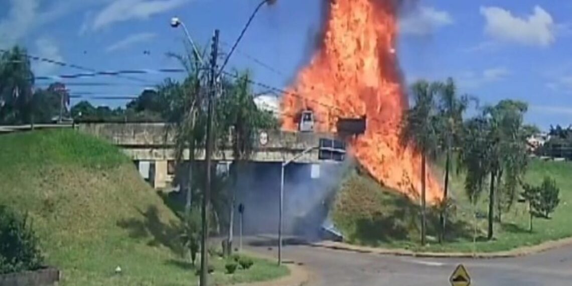 Colisão frontal de caminhões provoca explosão e incêndio de grandes proporções em Arapoti (PR)