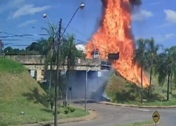 Colisão frontal de caminhões provoca explosão e incêndio de grandes proporções em Arapoti (PR)