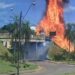 Colisão frontal de caminhões provoca explosão e incêndio de grandes proporções em Arapoti (PR)