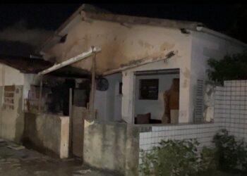 Família é levada para hospital após incêndio em uma casa em Jaguaribe