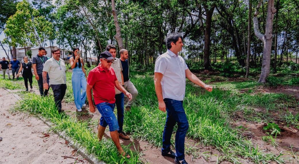 Leo Bezerra anuncia plantio de 600 mudas de árvores nativas este mês, durante ação no Parque Augusto dos Anjos