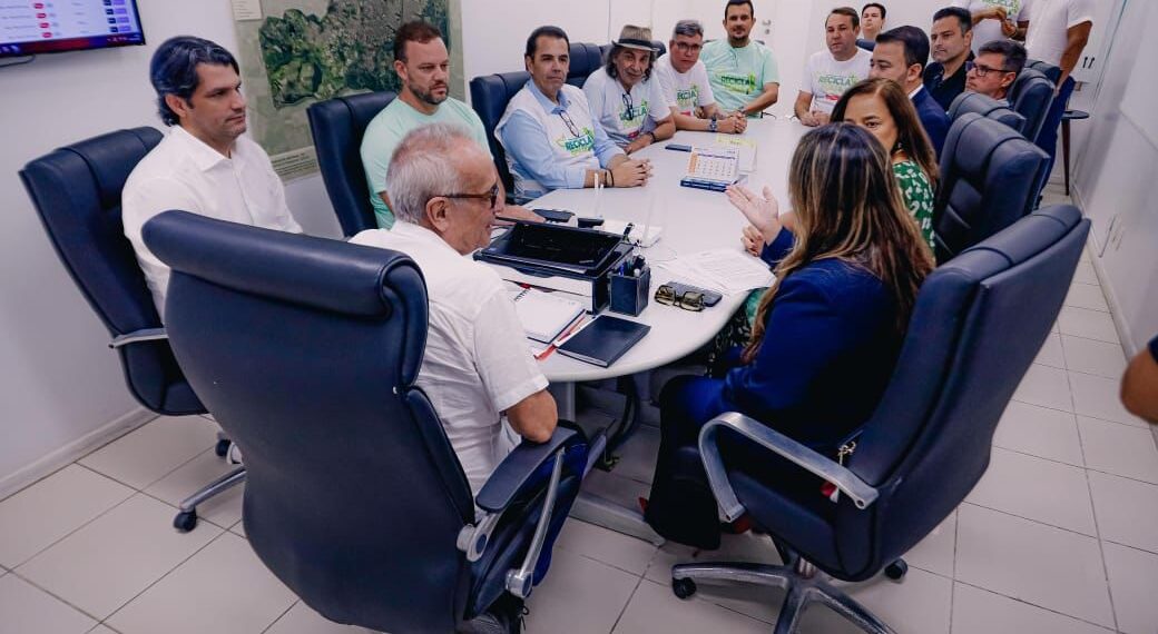 Cícero Lucena assina Termo de Cooperação Técnica com Ministério Público para coleta sustentável no Carnaval