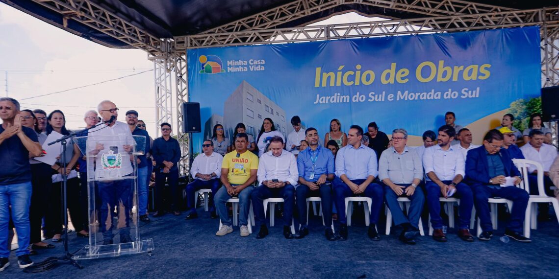 Ao lado do governador e do secretário Nacional de Habitação, Cícero destaca parcerias e investimento recorde no setor